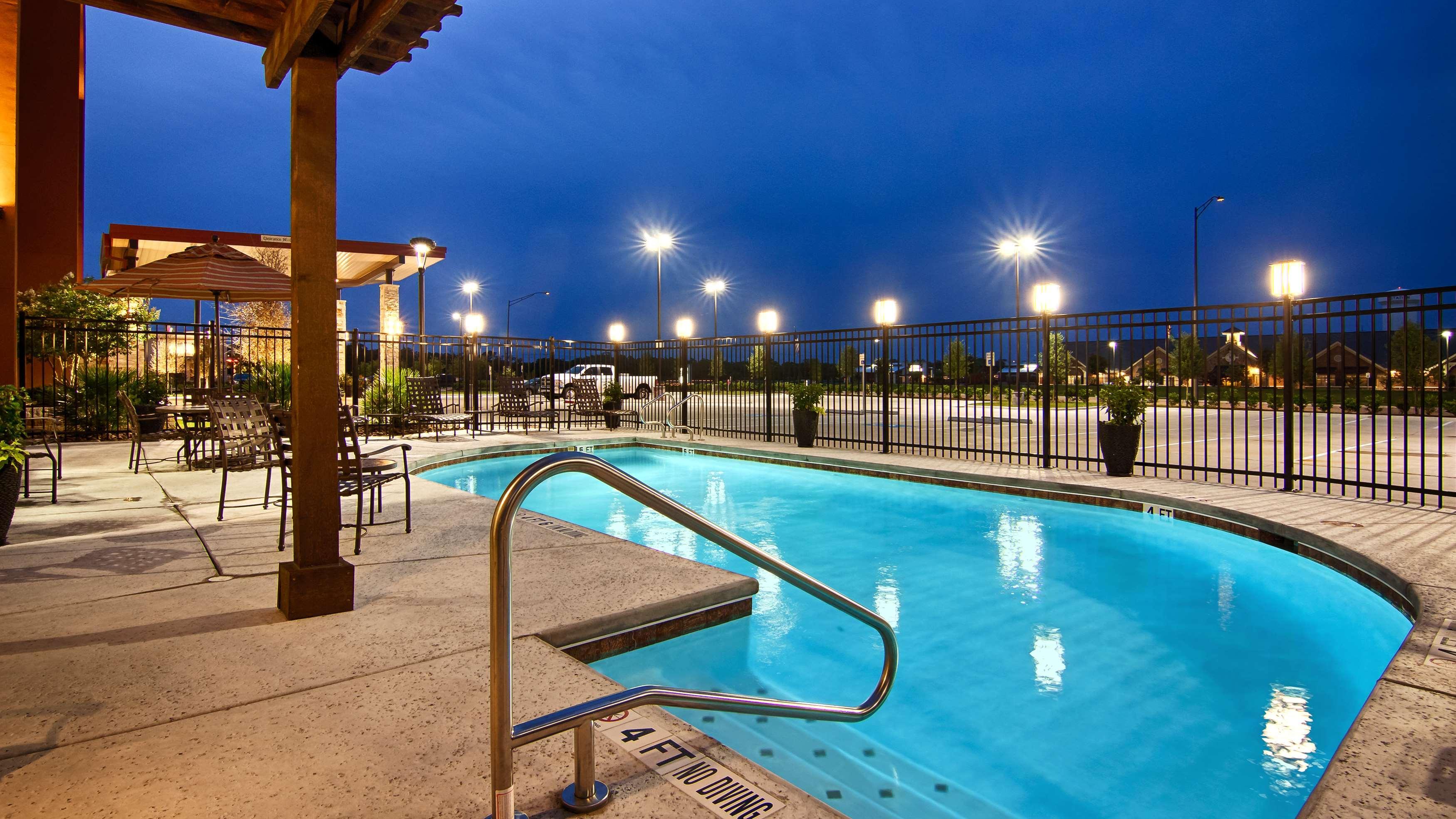 Best Western Plus College Station Inn & Suites Exterior photo